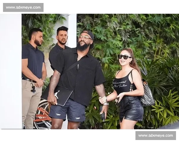 马库斯 - 乔丹携神似前女友的模特女友迈阿密海滩甜蜜度假