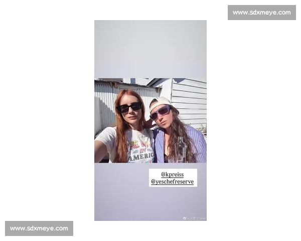 艾玛・罗伯茨携未婚夫美网离场 与 Dylan 自拍定格赛场温情